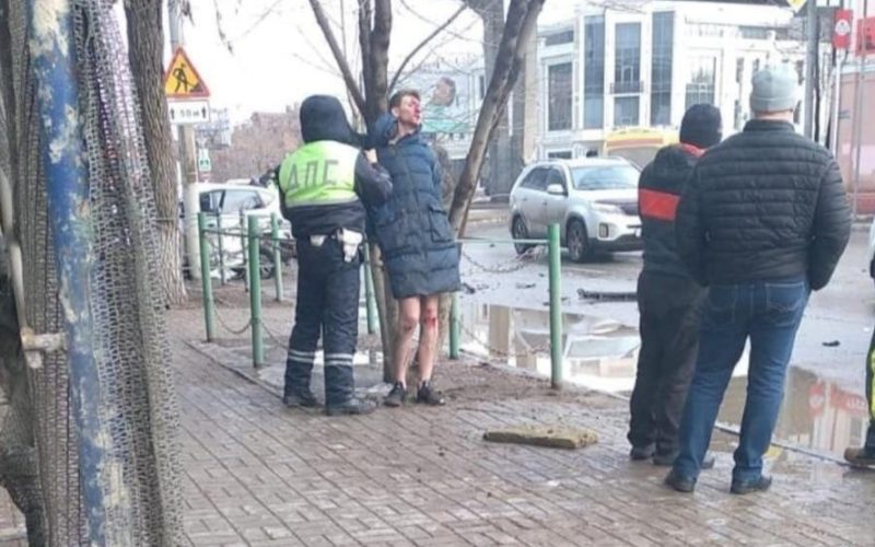 Артем Леванов (с голыми ногами) после ДТП в Астрахани