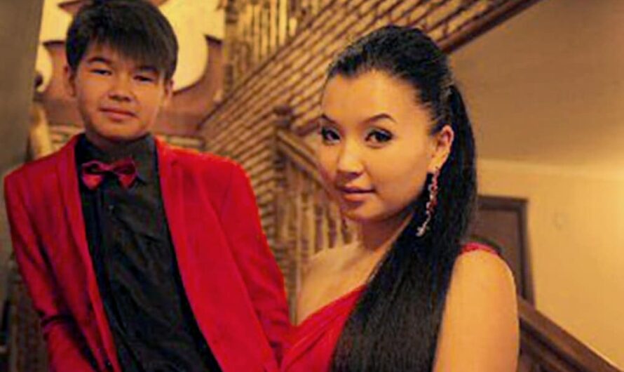 Зульфира Эркинбекова справа