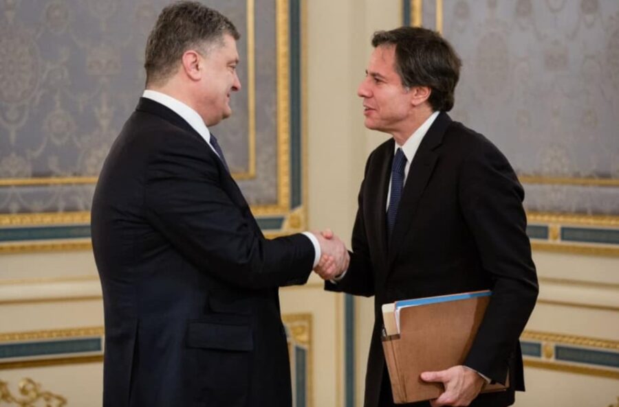 Петр Порошенко и Энтони Блинкен в марте 2015 года в Киеве
